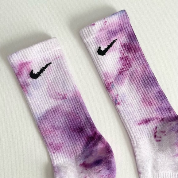 SOLD - Nike Tie Dye Women’s 6-10 Crew Socks Dri Fit Purple White Medium - Picture 2 of 5